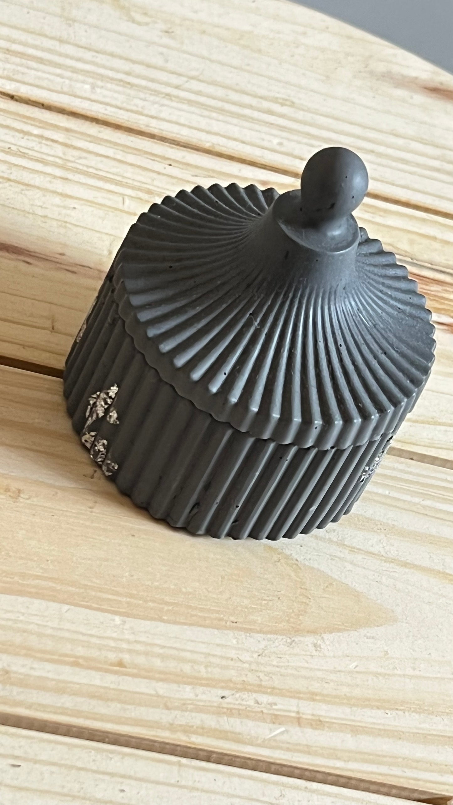 Gypsum cement Trinket box with lid